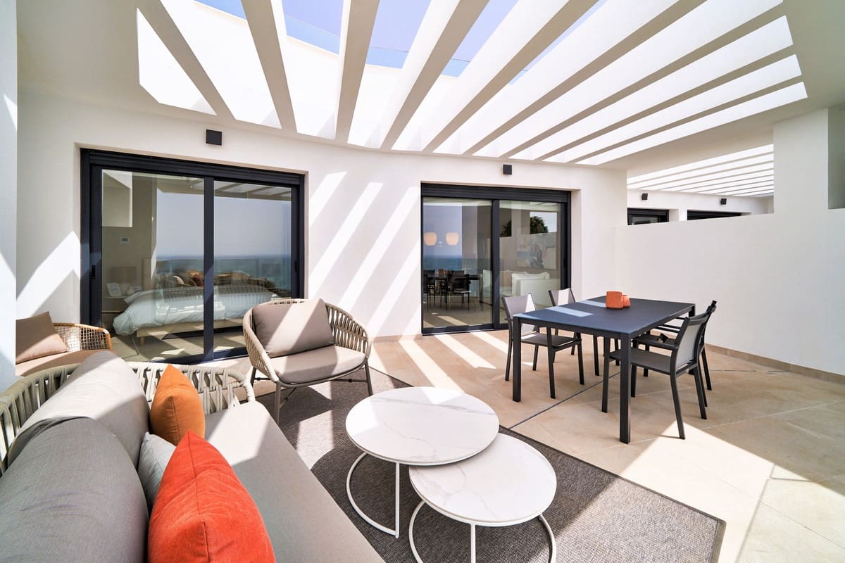 2 bedroom Apartment for sale in Fuengirola with pool - € 567,000 (Ref: 7814358)