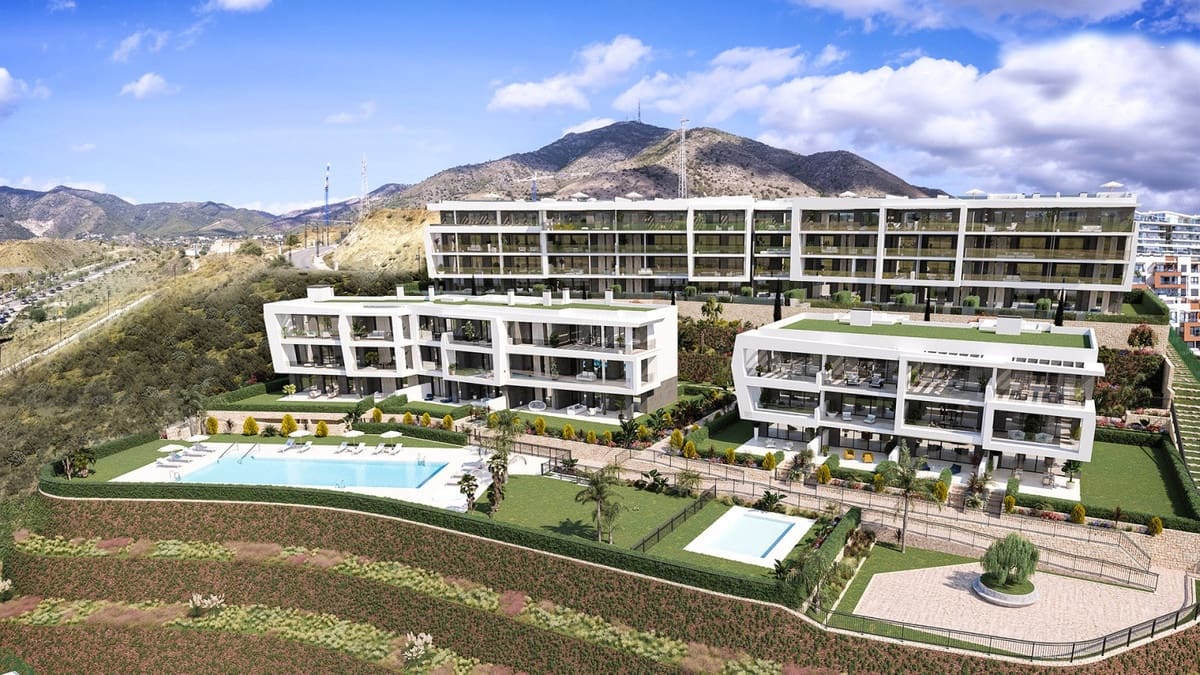 2 bedroom Apartment for sale in Fuengirola with pool - € 567,000 (Ref: 7814358)
