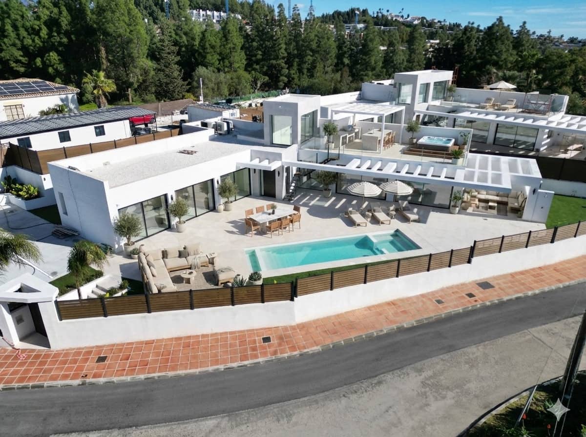 6 makuuhuone Huvila myytävänä paikassa El Chaparral mukana uima-altaan - 2 548 000 € (Ref: 7814365)