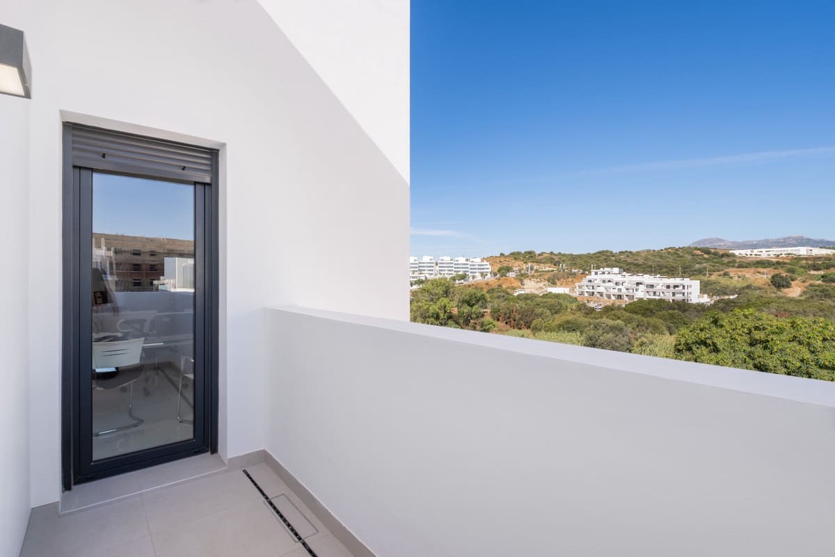 3 bedroom Penthouse for sale in Estepona with pool - € 725,000 (Ref: 7814381)