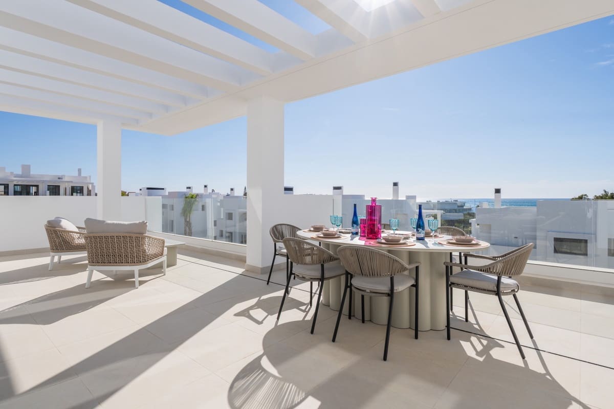 3 bedroom Penthouse for sale in Estepona with pool - € 725,000 (Ref: 7814381)