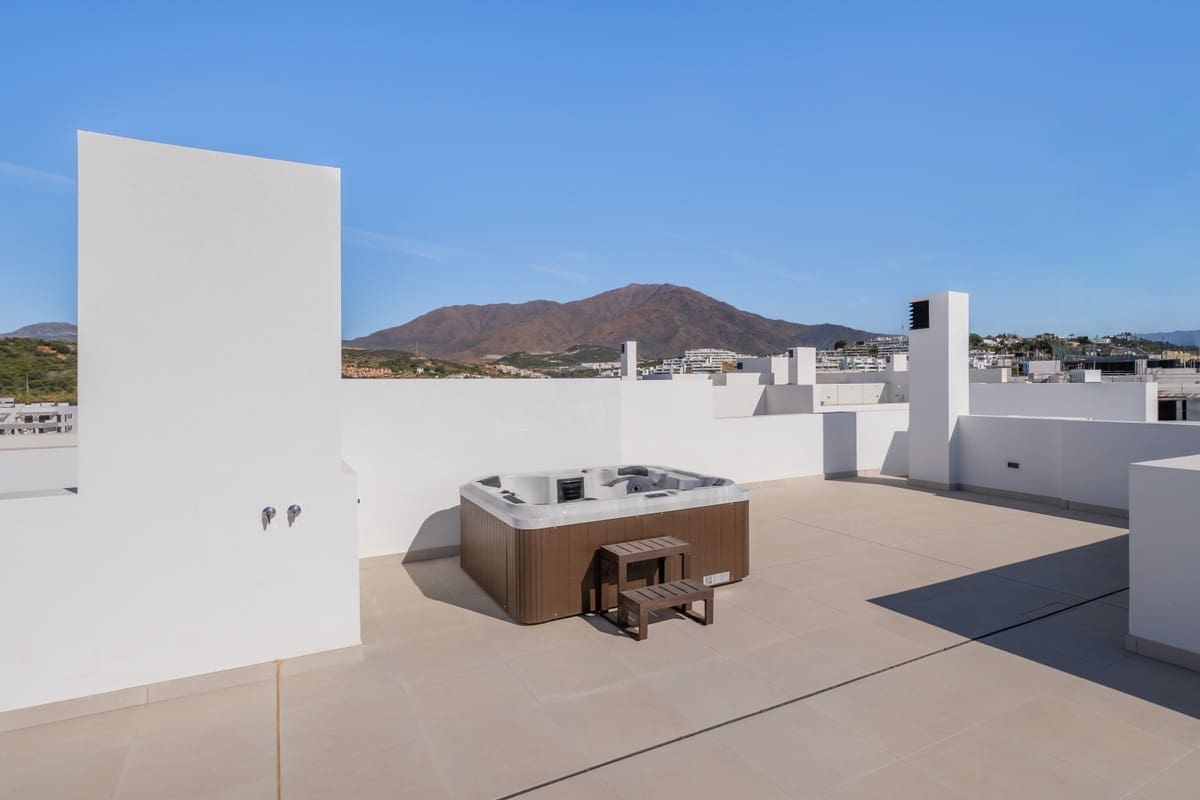 3 bedroom Penthouse for sale in Estepona with pool - € 725,000 (Ref: 7814381)