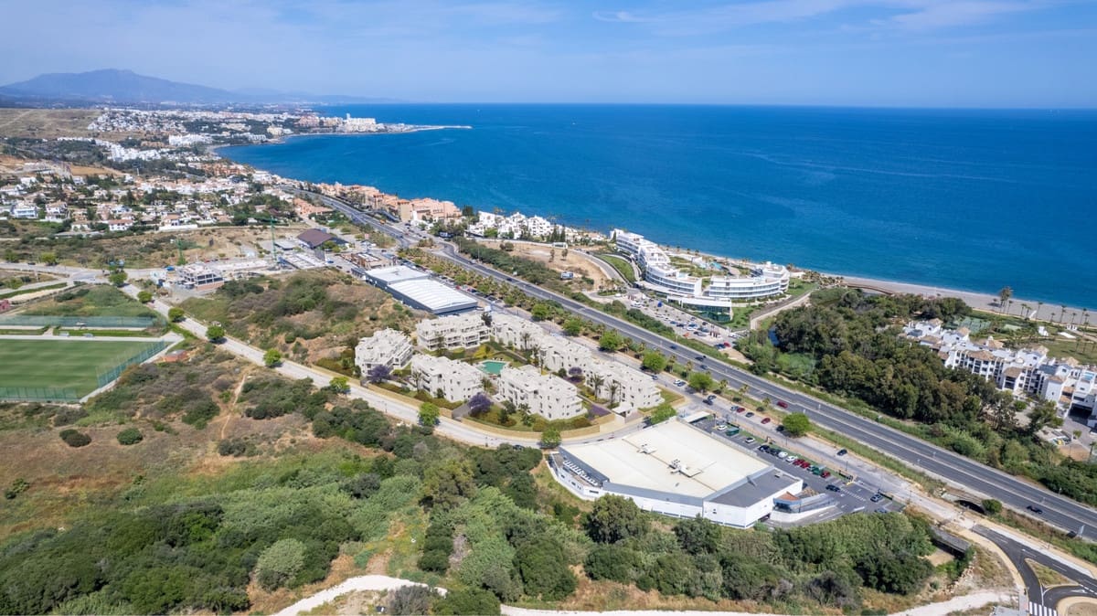 3 bedroom Penthouse for sale in Estepona with pool - € 725,000 (Ref: 7814381)