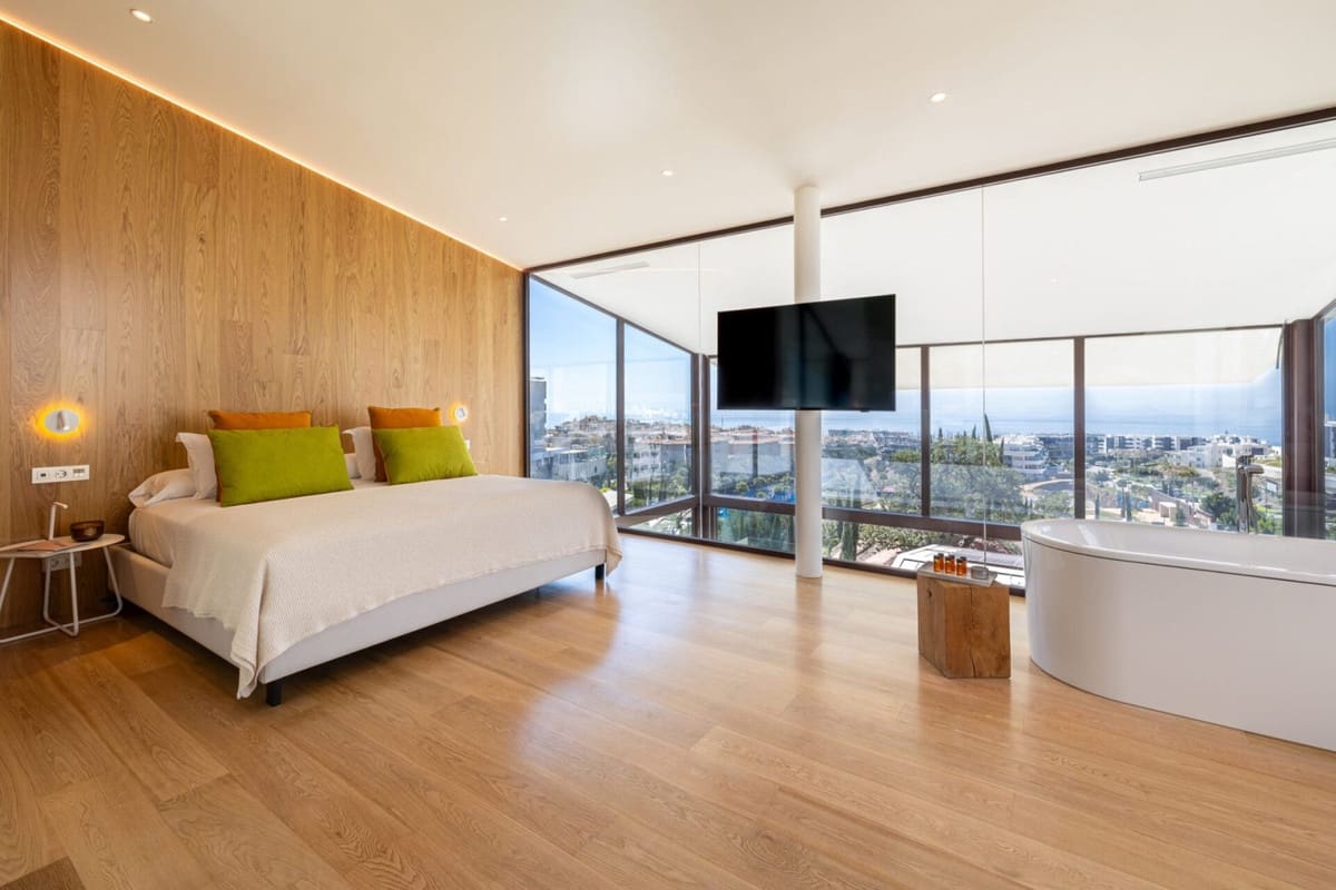 4 bedroom Villa for sale in Fuengirola with pool - € 3,960,000 (Ref: 7814385)