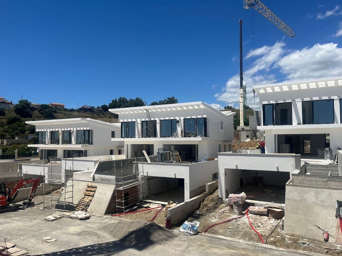 4 soveværelse Semi-Rækkehus til salg i La Cala de Mijas med swimmingpool - € 863.000 (Ref: 7814389)