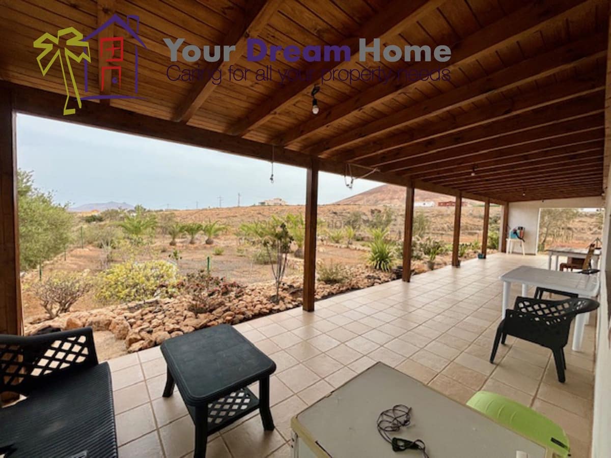 3 bedroom Villa for sale in Tuineje with pool garage - € 450,000 (Ref: 8113224)