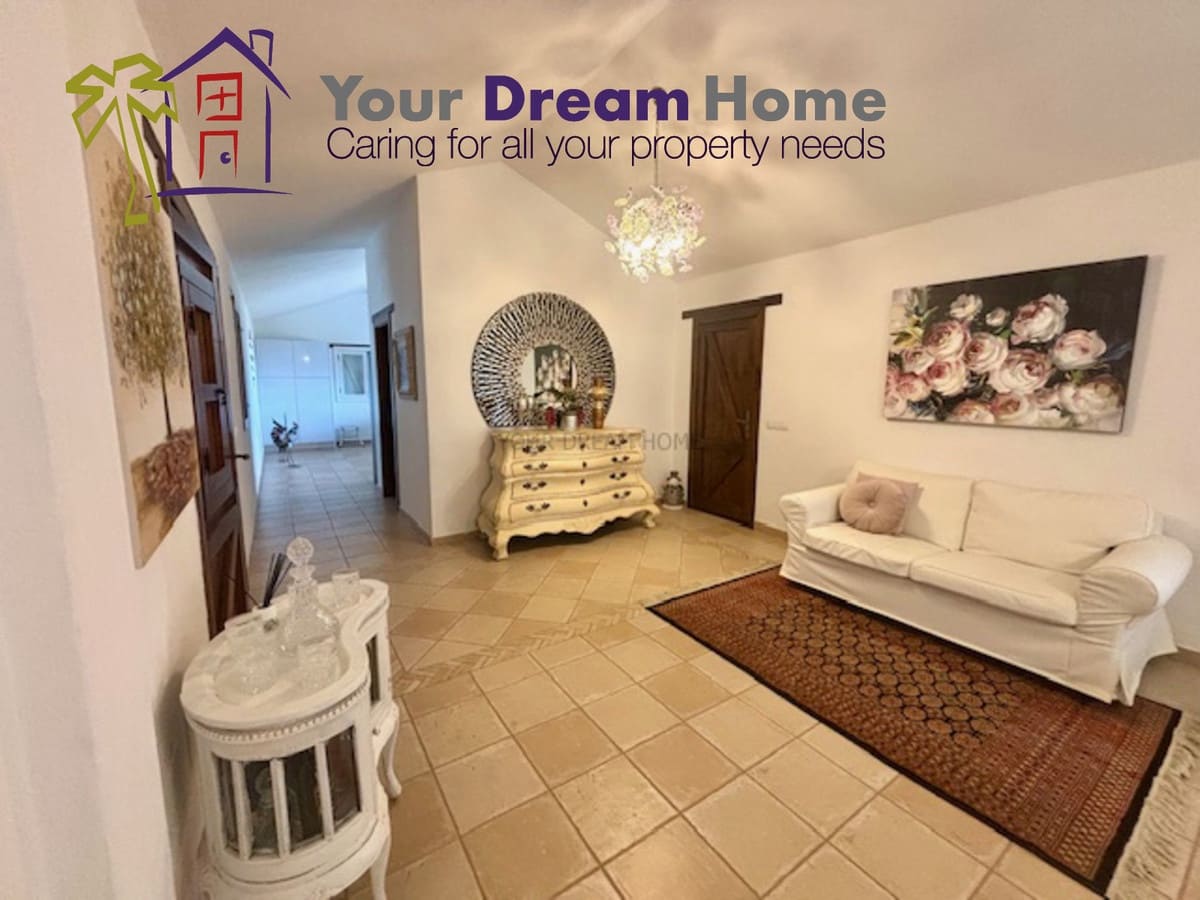 3 bedroom Villa for sale in Tuineje with pool garage - € 450,000 (Ref: 8113224)