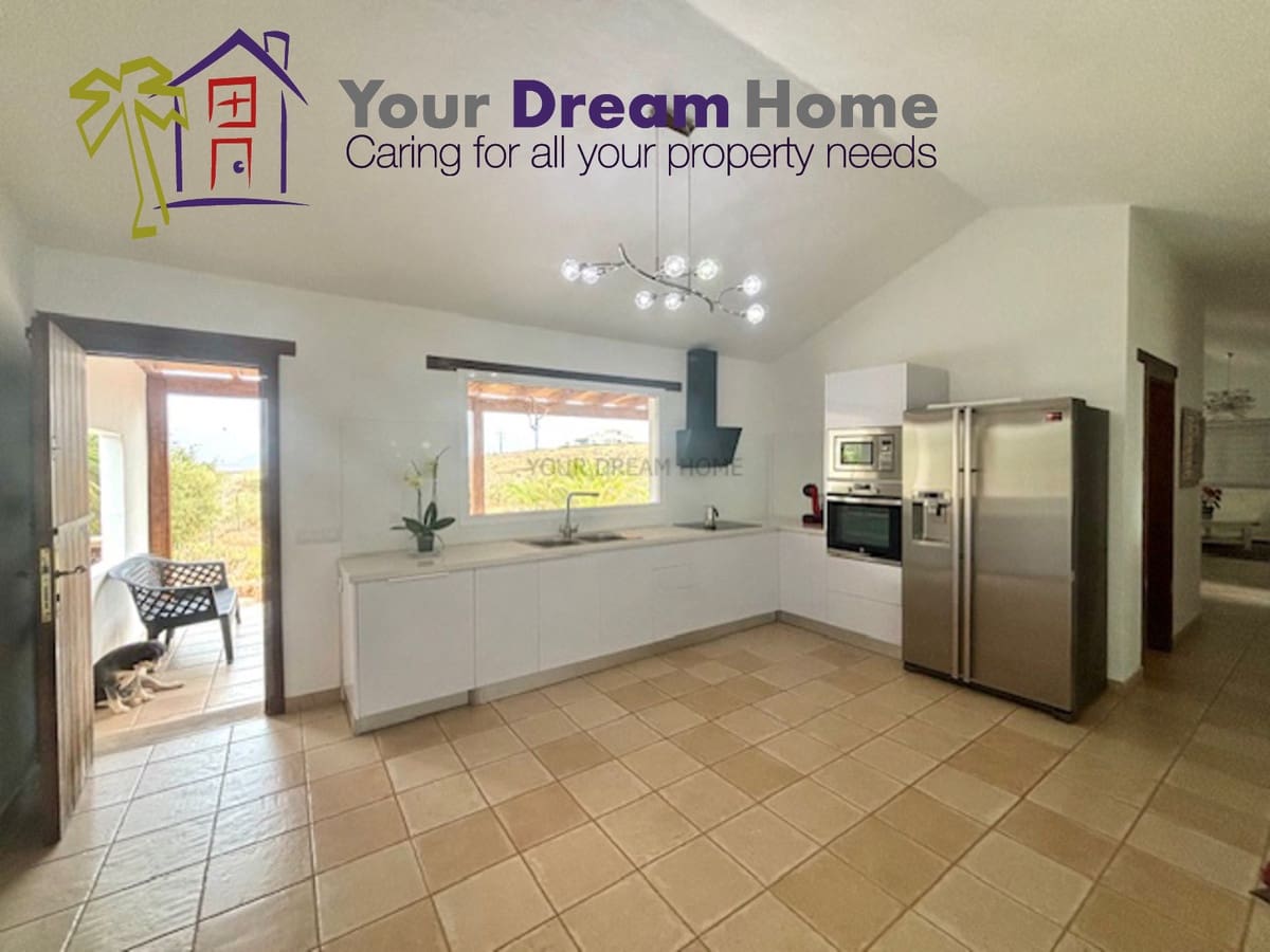 3 bedroom Villa for sale in Tuineje with pool garage - € 450,000 (Ref: 8113224)