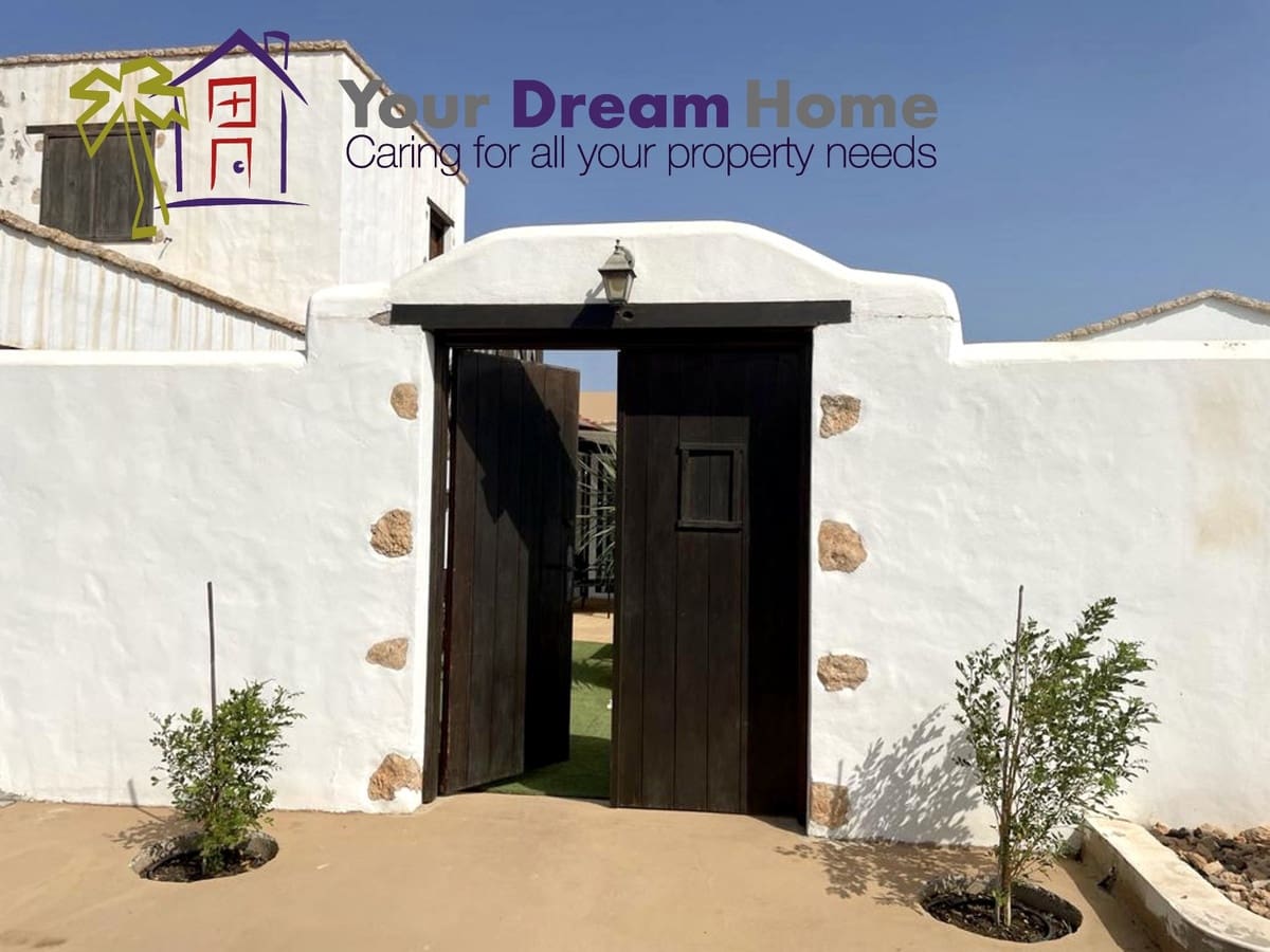 3 bedroom Villa for sale in Tuineje with pool garage - € 450,000 (Ref: 8113224)