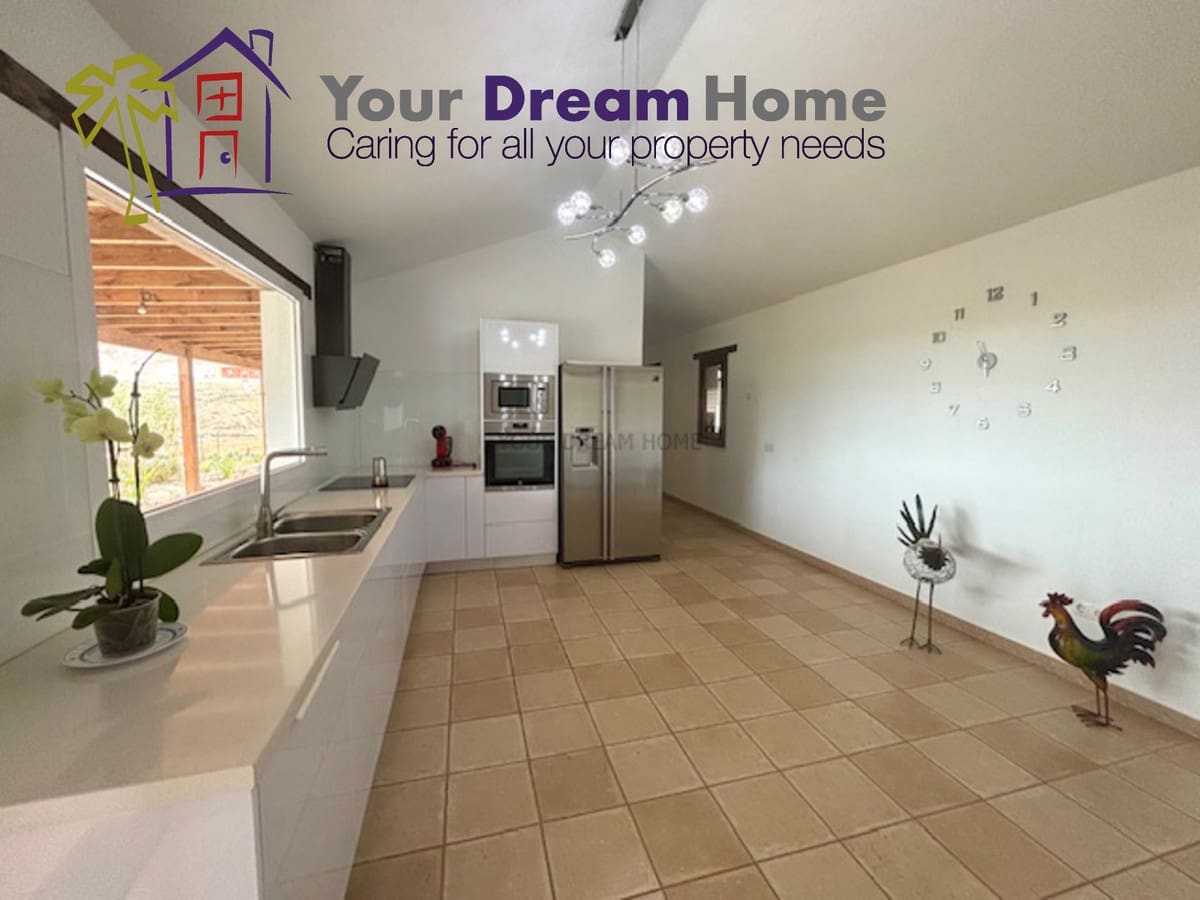 3 bedroom Villa for sale in Tuineje with pool garage - € 450,000 (Ref: 8113224)