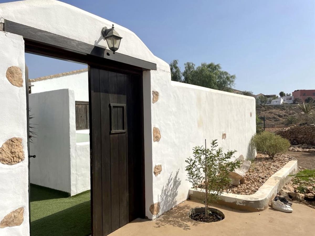 3 bedroom Villa for sale in Tuineje with pool garage - € 450,000 (Ref: 8113224)
