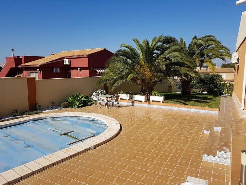 Chalet de 5 habitaciones en Los Balcones en venta - 595.000 € (Ref: 8199880)