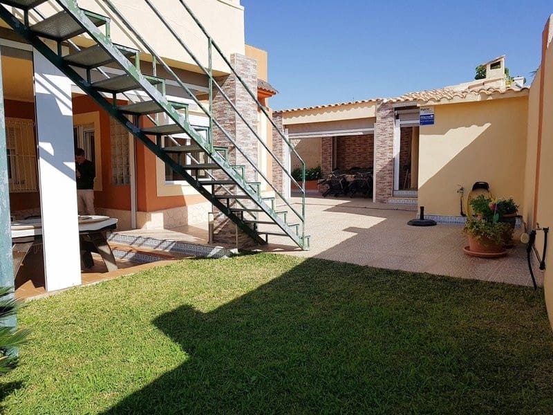 Chalet de 5 habitaciones en Los Balcones en venta - 595.000 € (Ref: 8199880)