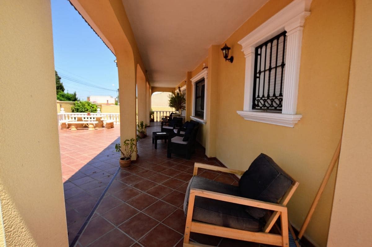 6 bedroom Villa for sale in Los Balcones with pool garage - € 620,000 (Ref: 8199887)