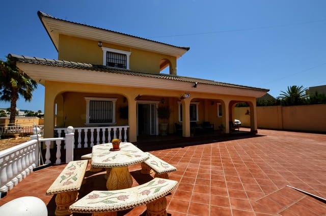 Chalet de 6 habitaciones en Los Balcones en venta con piscina garaje - 620.000 € (Ref: 8199887)