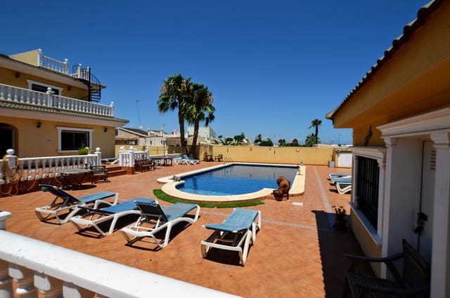 Chalet de 6 habitaciones en Los Balcones en venta con piscina garaje - 620.000 € (Ref: 8199887)