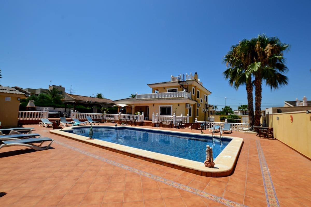 6 bedroom Villa for sale in Los Balcones with pool garage - € 620,000 (Ref: 8199887)