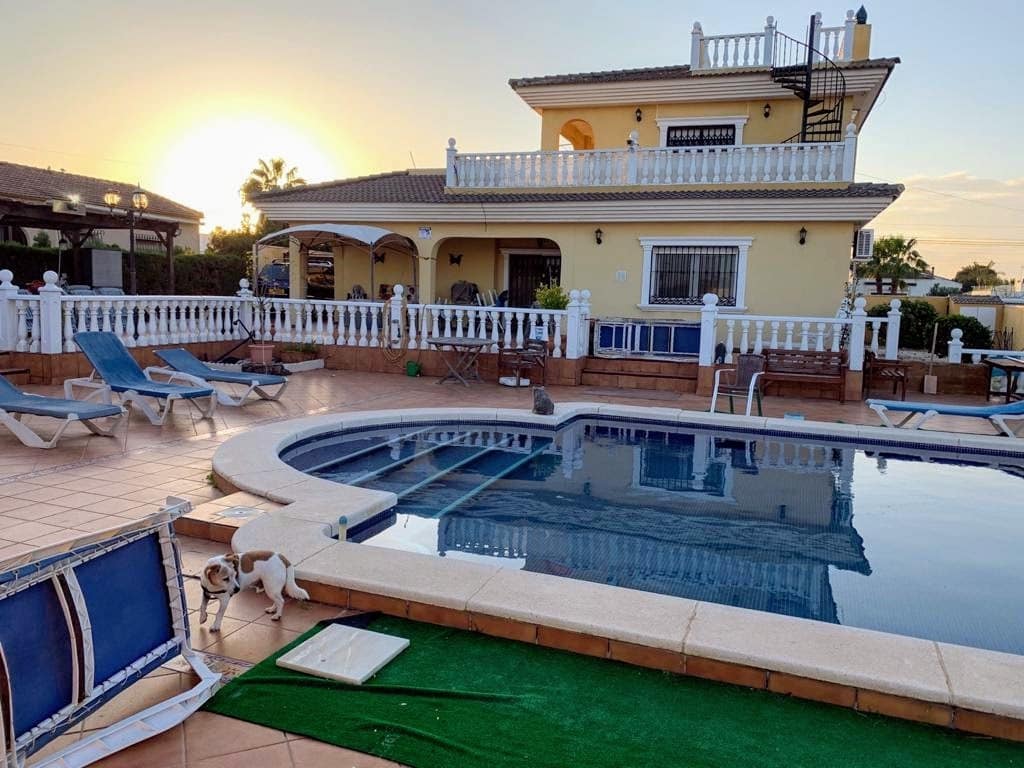 6 bedroom Villa for sale in Los Balcones with pool garage - € 620,000 (Ref: 8199887)