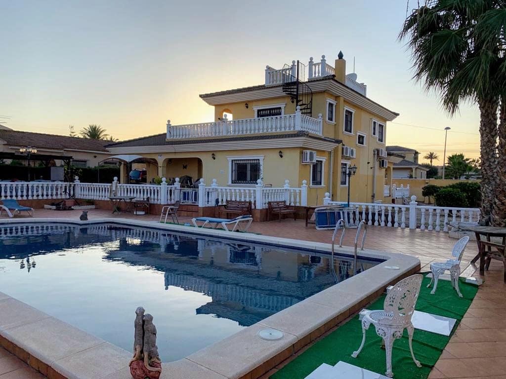 6 bedroom Villa for sale in Los Balcones with pool garage - € 620,000 (Ref: 8199887)