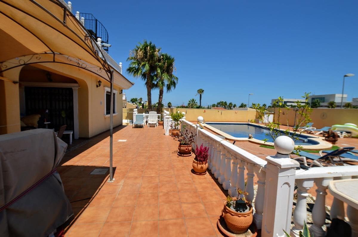 6 bedroom Villa for sale in Los Balcones with pool garage - € 620,000 (Ref: 8199887)