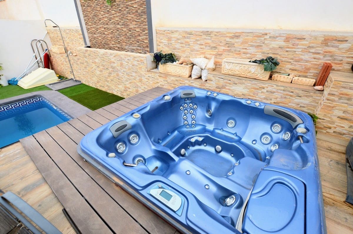 5 quarto Moradia para venda em Villamartin com piscina garagem - 485 000 € (Ref: 8199989)