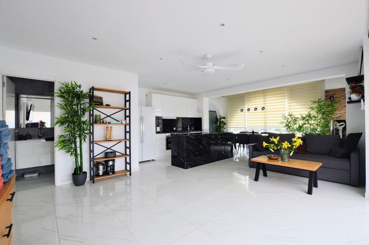 5 bedroom Villa for sale in Villamartin with pool garage - € 485,000 (Ref: 8199989)