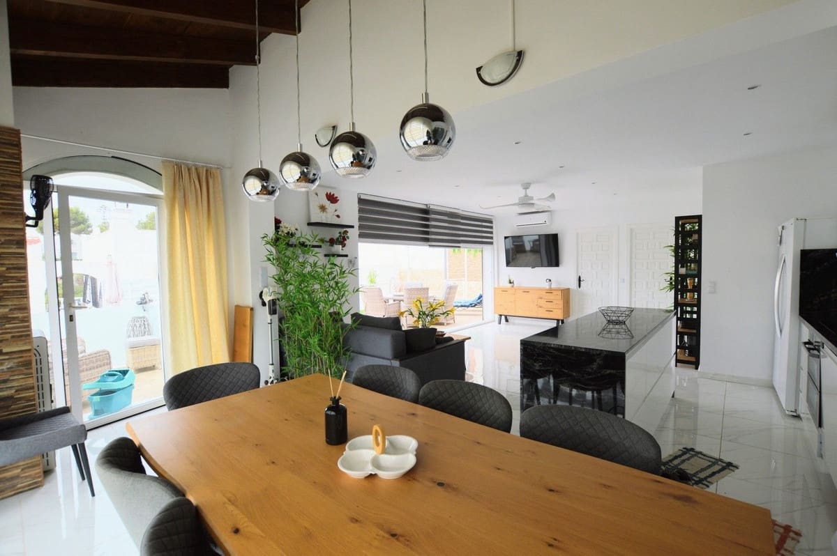 5 bedroom Villa for sale in Villamartin with pool garage - € 485,000 (Ref: 8199989)