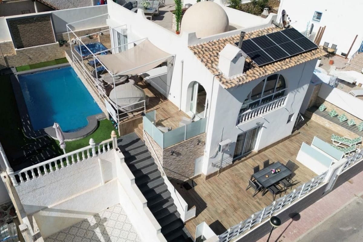 5 bedroom Villa for sale in Villamartin with pool garage - € 485,000 (Ref: 8199989)
