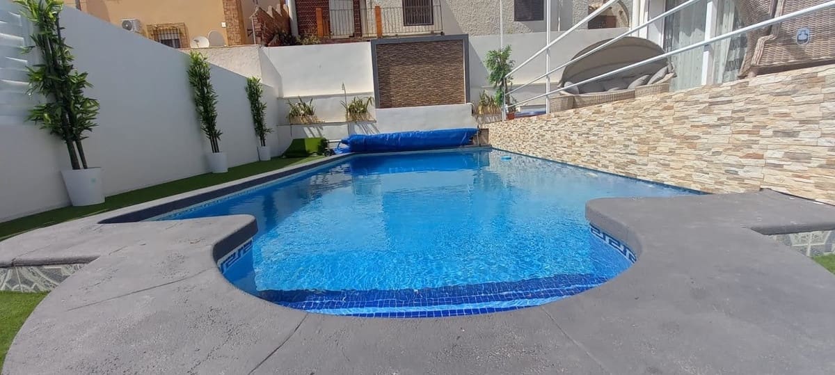 5 bedroom Villa for sale in Villamartin with pool garage - € 485,000 (Ref: 8199989)