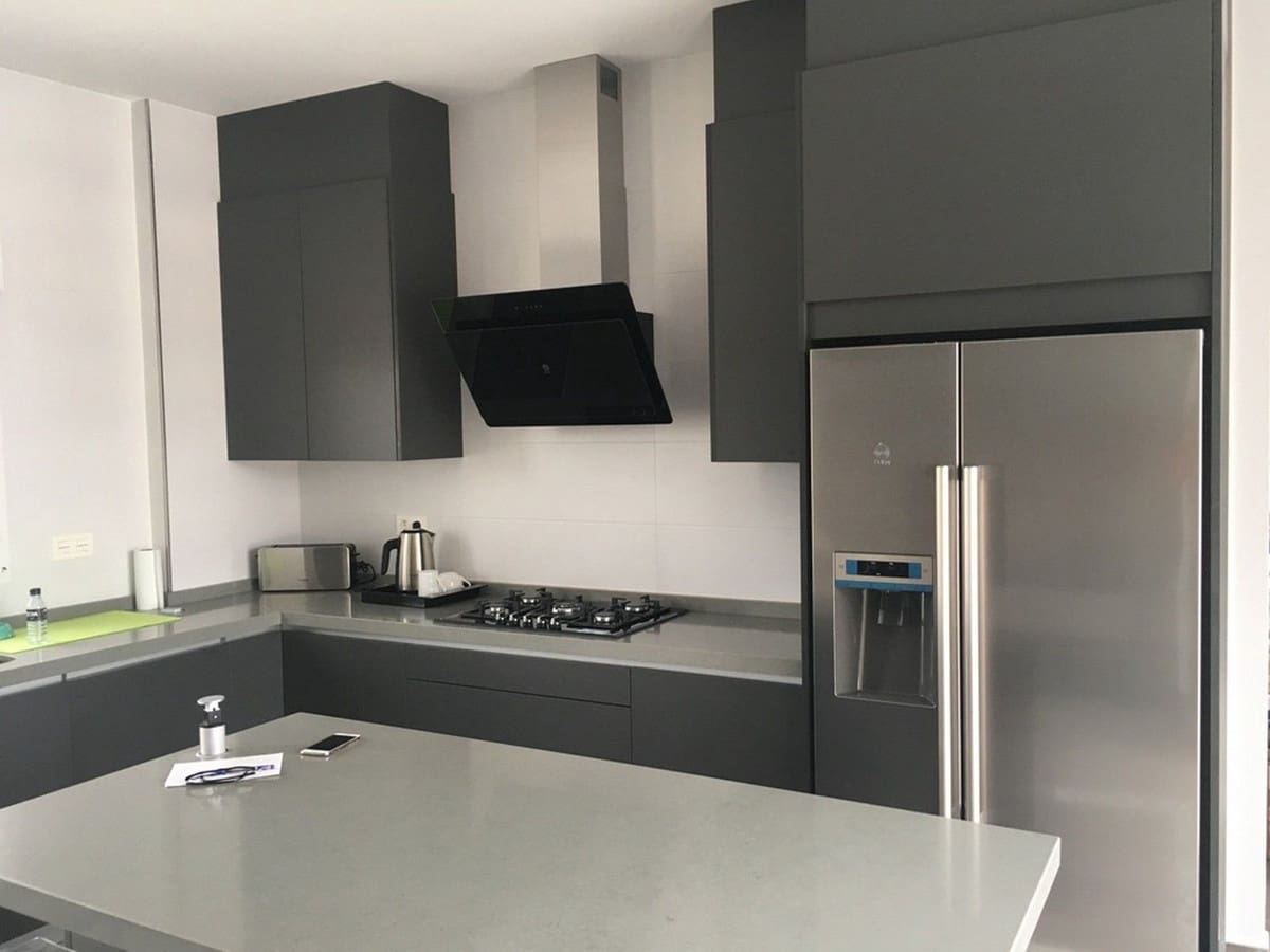 Chalet de 3 habitaciones en Pinoso en venta con piscina garaje - 359.000 € (Ref: 8200025)