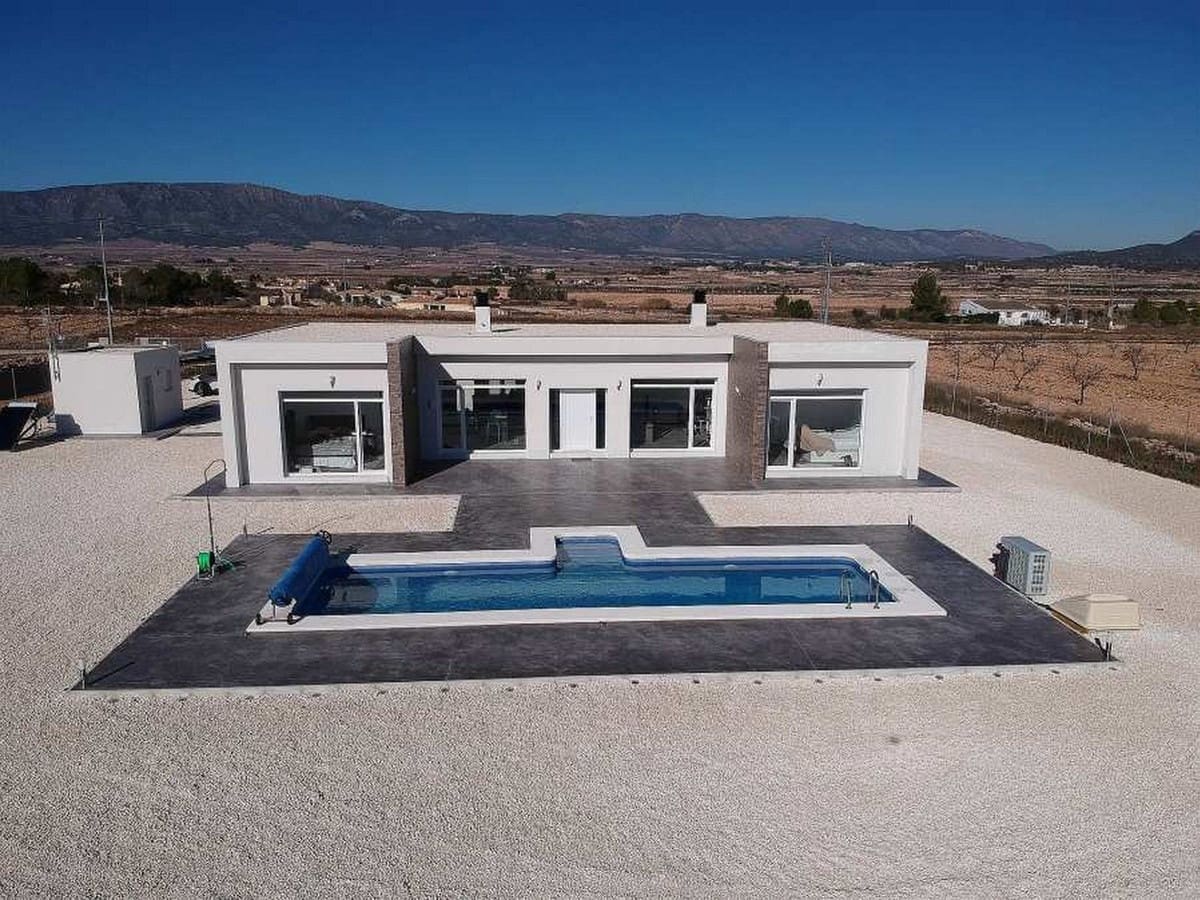 Chalet de 3 habitaciones en Pinoso en venta con piscina garaje - 359.000 € (Ref: 8200025)