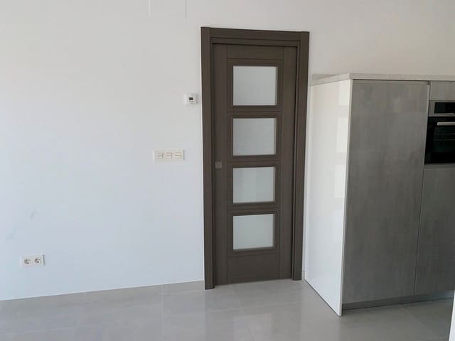 Chalet de 4 habitaciones en Pinoso en venta con garaje - 389.000 € (Ref: 8200026)