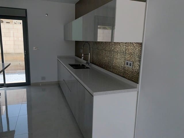 Chalet de 4 habitaciones en Pinoso en venta con garaje - 389.000 € (Ref: 8200026)