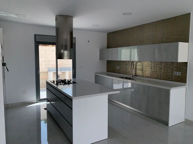 Chalet de 4 habitaciones en Pinoso en venta con garaje - 389.000 € (Ref: 8200026)