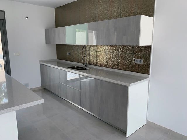 Chalet de 4 habitaciones en Pinoso en venta con garaje - 389.000 € (Ref: 8200026)