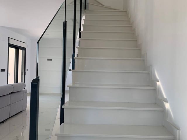 Chalet de 4 habitaciones en Pinoso en venta con piscina garaje - 489.000 € (Ref: 8200027)