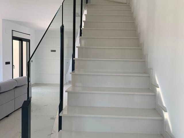 Chalet de 4 habitaciones en Pinoso en venta con piscina garaje - 489.000 € (Ref: 8200027)