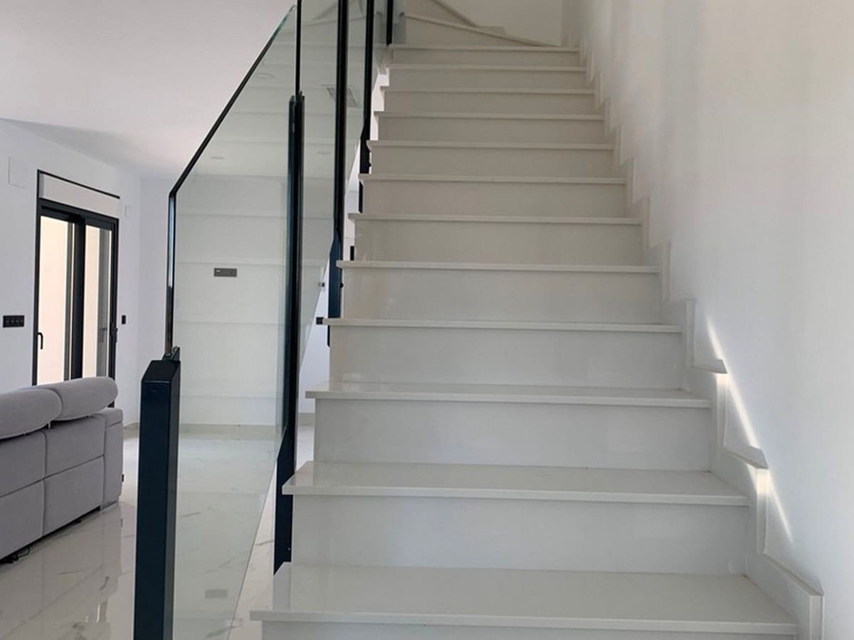 Chalet de 4 habitaciones en Pinoso en venta con piscina garaje - 489.000 € (Ref: 8200027)