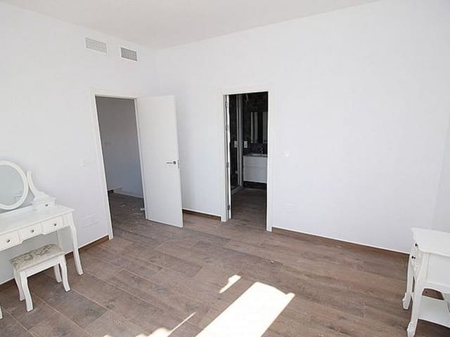 Chalet de 4 habitaciones en Pinoso en venta con piscina garaje - 337.000 € (Ref: 8200029)