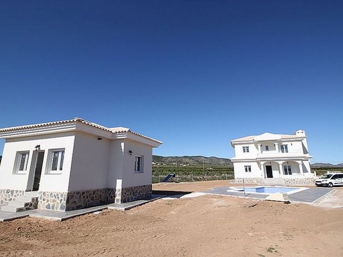 Chalet de 4 habitaciones en Pinoso en venta con piscina garaje - 337.000 € (Ref: 8200029)