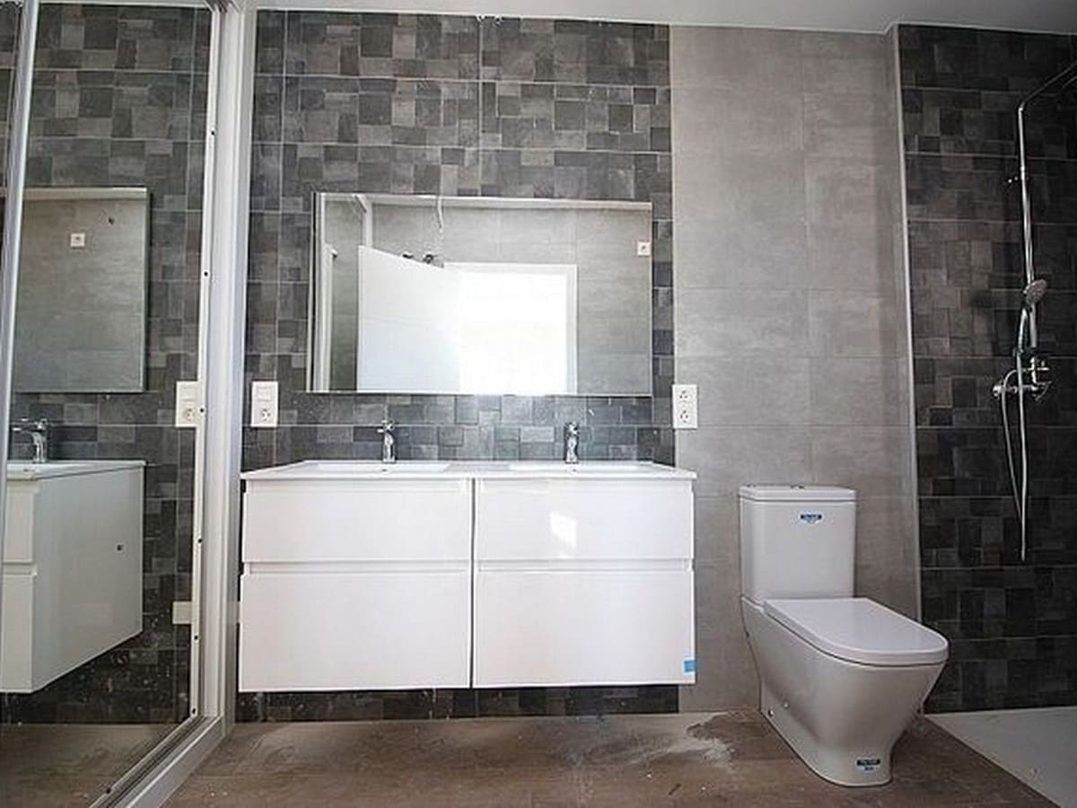 Chalet de 4 habitaciones en Pinoso en venta con piscina garaje - 337.000 € (Ref: 8200029)