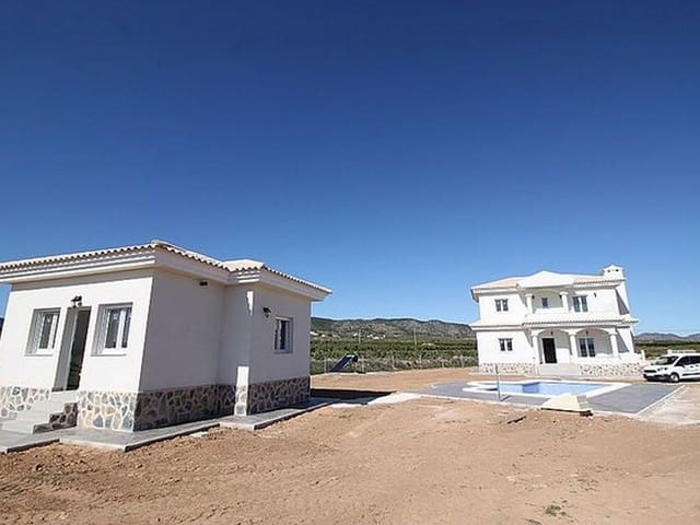 Chalet de 4 habitaciones en Pinoso en venta con piscina garaje - 337.000 € (Ref: 8200029)