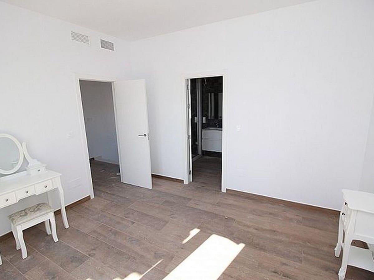 4 bedroom Villa for sale in Pinoso with pool garage - € 337,000 (Ref: 8200029)