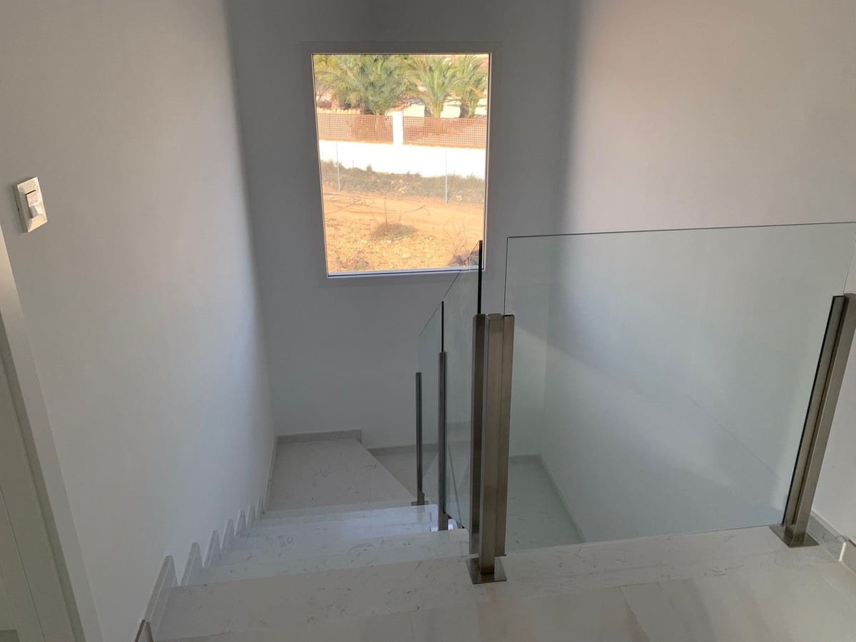 Chalet de 4 habitaciones en Pinoso en venta con piscina garaje - 357.000 € (Ref: 8200030)