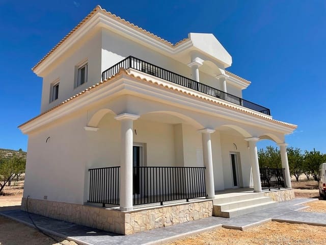 Chalet de 4 habitaciones en Pinoso en venta con piscina garaje - 357.000 € (Ref: 8200030)