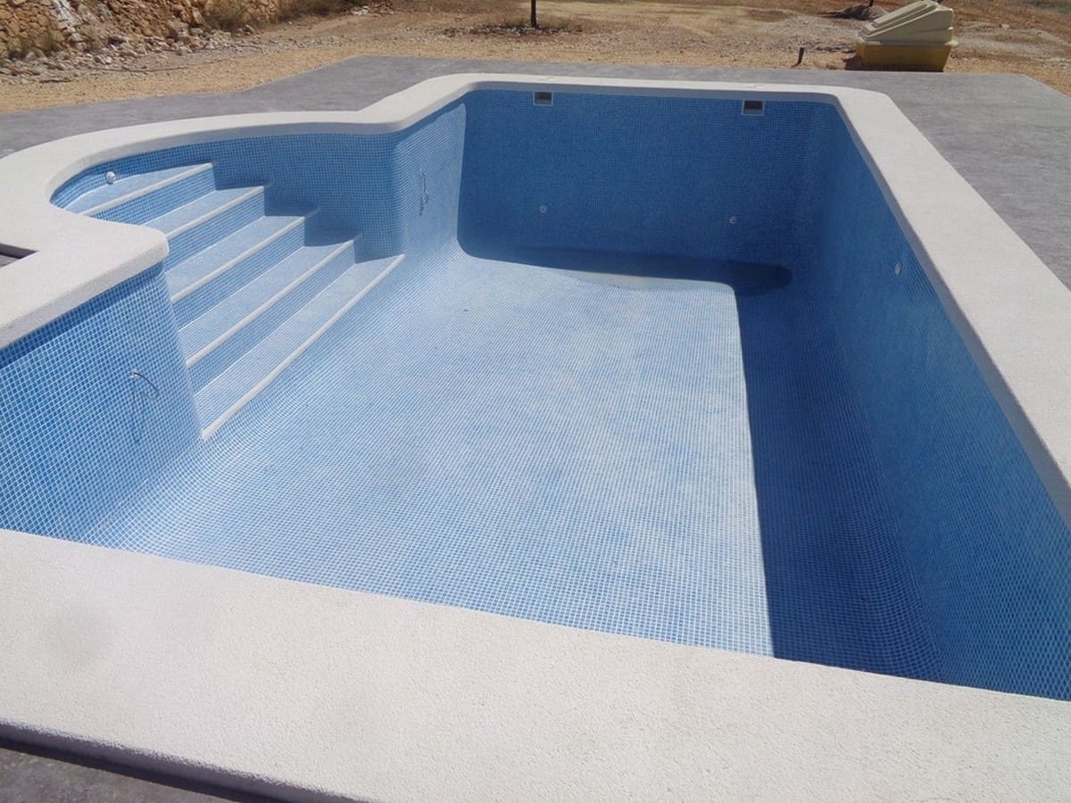 Chalet de 4 habitaciones en Pinoso en venta con piscina garaje - 357.000 € (Ref: 8200030)