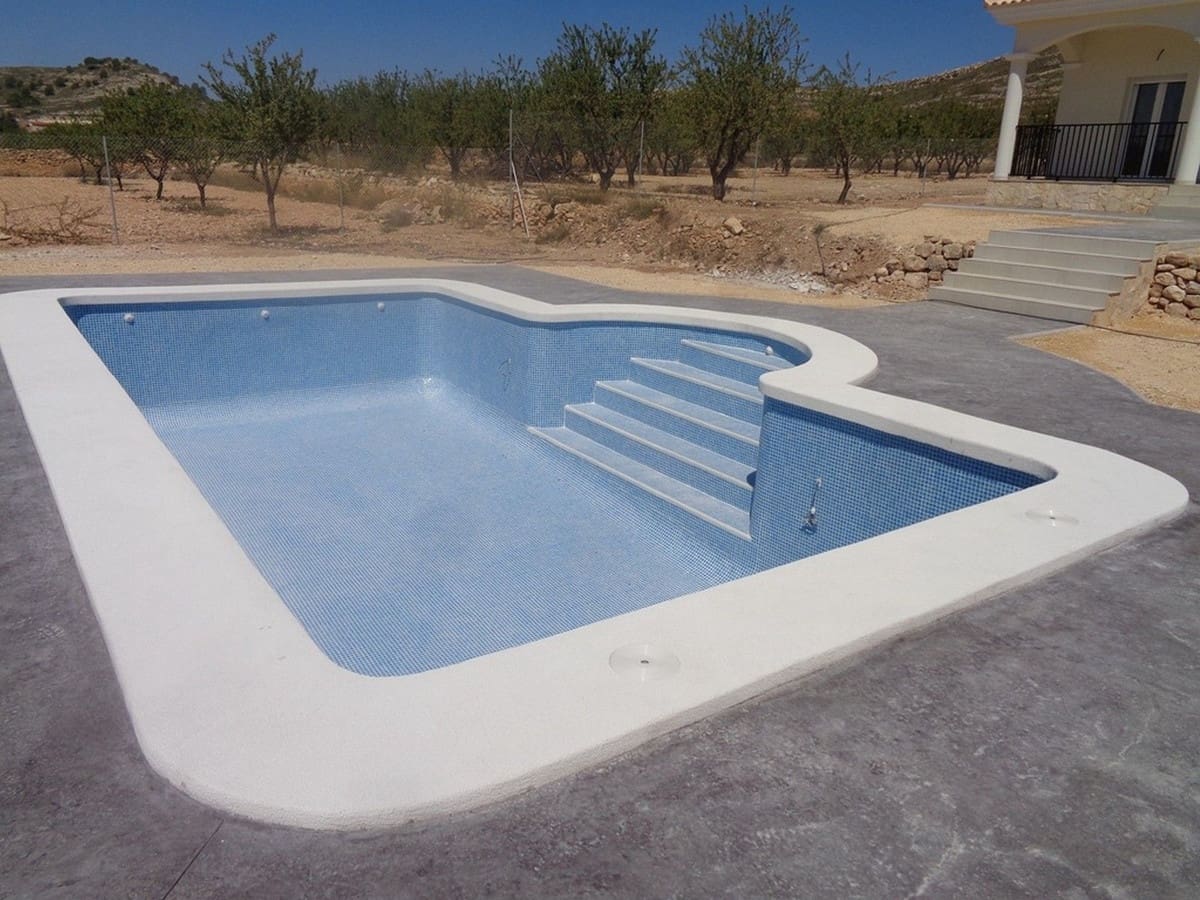 Chalet de 4 habitaciones en Pinoso en venta con piscina garaje - 357.000 € (Ref: 8200030)