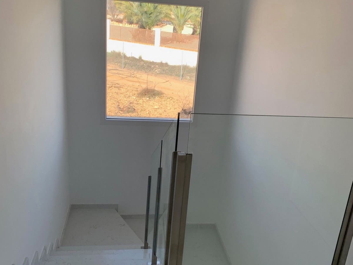 Chalet de 4 habitaciones en Pinoso en venta con piscina garaje - 357.000 € (Ref: 8200030)