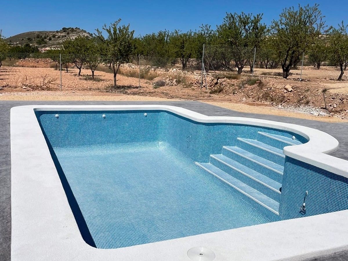 Chalet de 4 habitaciones en Pinoso en venta con piscina garaje - 357.000 € (Ref: 8200030)