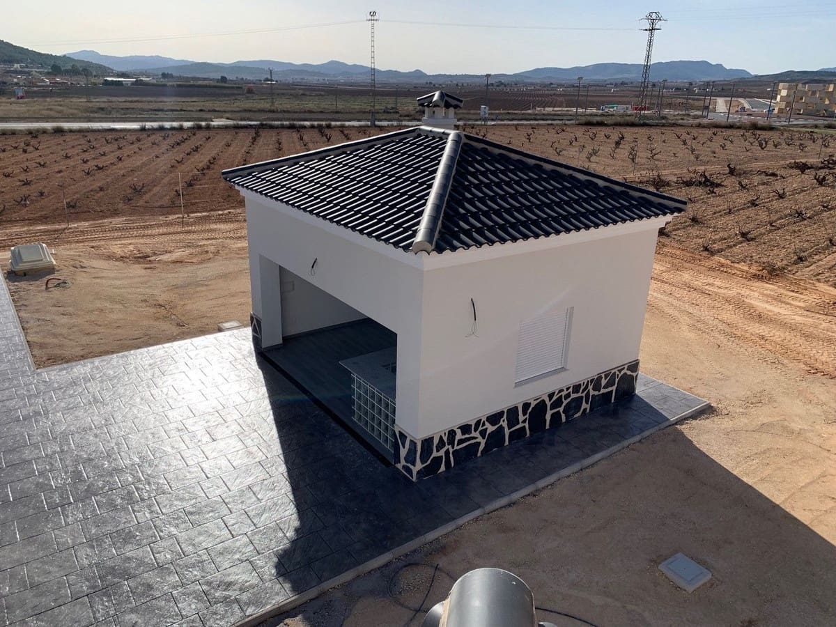 Chalet de 4 habitaciones en Pinoso en venta con piscina garaje - 357.000 € (Ref: 8200030)